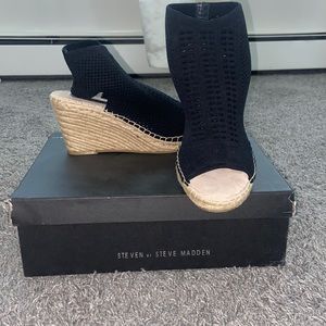 Women’s size 10 never worn Steve Madden wedges.